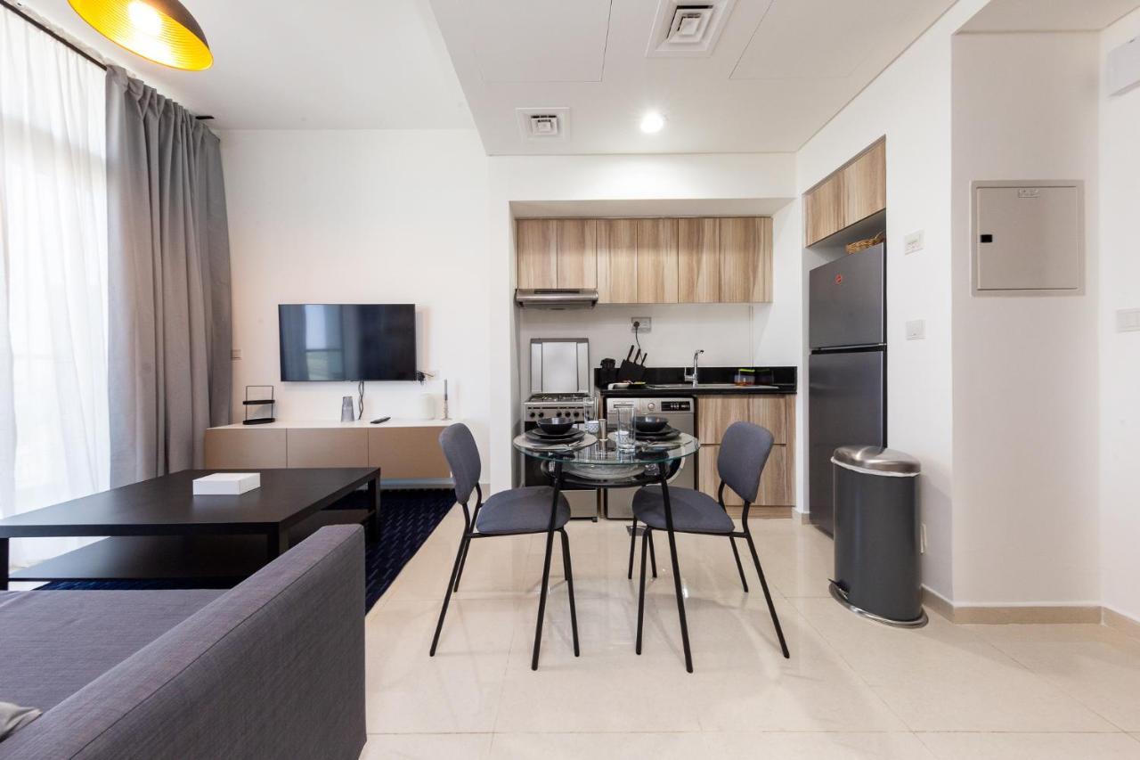 Beautiful 1br W/golf Views - Damac Hills Apartment *